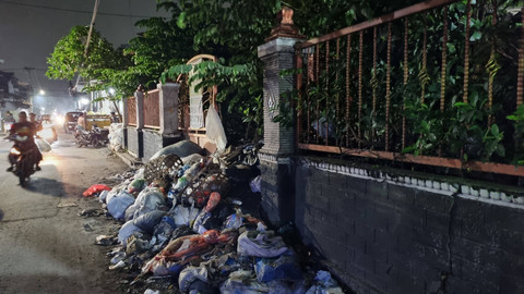 Tumpukan sampah di rumah kosong di Jalan Raya Randu, Surabaya, Senin (6/1/2024). Foto: Farusma Okta Verdian/kumparan