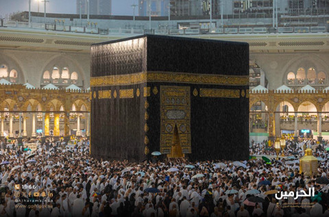 Hujan membasahi Ka'bah di Masjidil Haram, Makkah, Senin (6/1/2025). Foto: Dok. AlharamainSA