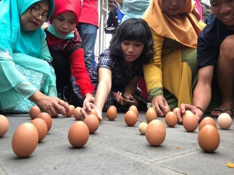 Warga mendirikan telur dalam acara kulminasi matahari beberapa waktu lalu. Foto: Dok. Hi!Pontianak
