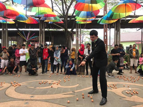 Tim Muri menghitung jumlah telur yang berdiri pada Kulminasi Matahari di Pontianak. Foto: Dok. Hi!Pontianak
