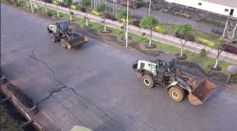 Wheel loader listrik yang tengah beroperasi. Foto: Amrizal Papua/kumparan
