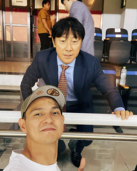 Potret selebriti bersama Shin Tae-yong. Foto: Instagram/ @marcelldarwin