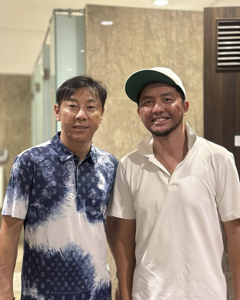 Potret selebriti bersama Shin Tae-yong. Foto: Instagram/ @omeshomesh