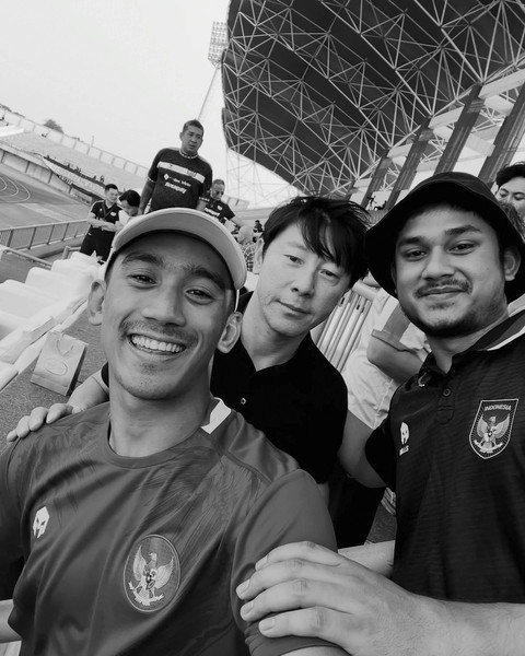 Potret selebriti bersama Shin Tae-yong. Foto: Instagram/ @daffawardhana