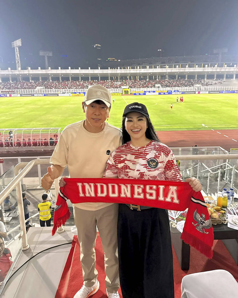 Potret selebriti bersama Shin Tae-yong. Foto: Instagram/ @fitricarlina