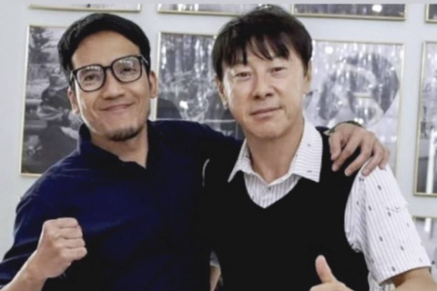Potret selebriti bersama Shin Tae-yong. Foto: Instagram/ @desta80s