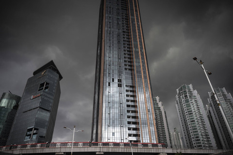 Rangkaian kereta LRT Jabodebek melintas saat awan mendung bergelayut di kawasan Kuningan, Jakarta, Selasa (7/1/2024). Foto: Aprillio Akbar/ANTARA FOTO