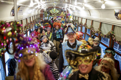 Sejumlah peserta mengikuti karnaval saat Twelfth Night mengawali musim Karnaval, di New Orleans, Amerika Serikat, Senin (6/1/2025). Foto: Eduardo Munoz/Reuters