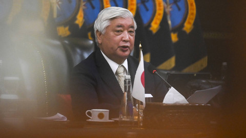 Menteri Pertahanan Jepang Gen Nakatani memberikan sambutan saat kunjungan kehormatan di Gedung Kementerian Pertahanan, Jakarta, Selasa (7/1/2025).  Foto: ANTARA FOTO/Muhammad Ramdan