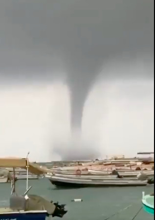 Waterspout di Rabigh, Provinsi Makkah, akibat hujan ekstrem, Senin (6/1/2025). Foto: X/@spokespncm