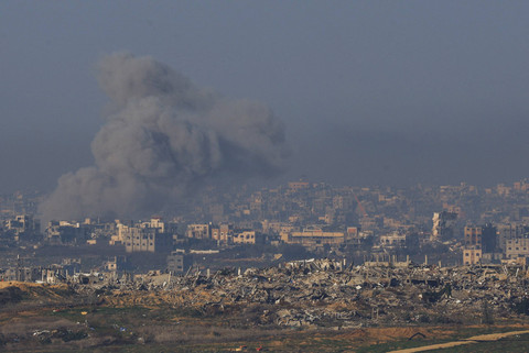 Asap mengepul saat bangunan-bangunan yang hancur di Beit Hanoun di Jalur Gaza, di tengah konflik yang sedang berlangsung antara Israel dan Hamas, seperti yang terlihat dari Israel selatan, Selasa (7/1/2025). Foto: Kai Pfaffenbach/REUTERS