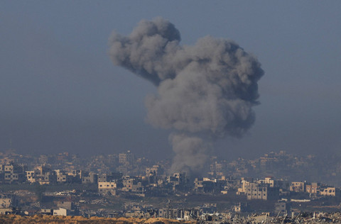 Asap mengepul saat bangunan-bangunan hancur di Beit Hanoun di Jalur Gaza, di tengah konflik yang sedang berlangsung antara Israel dan Hamas, seperti yang terlihat dari Israel selatan, Selasa (7/1/2025). Foto: Kai Pfaffenbach/REUTERS