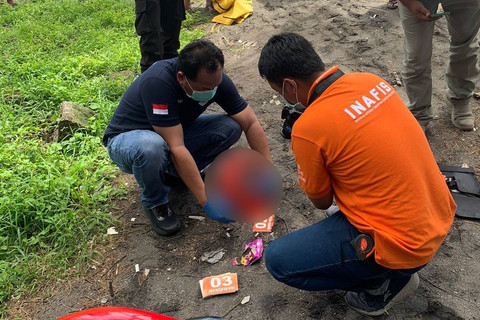Polisi melakukan olah tempat kejadian perkara (TKP) penemuan mayat bayi di muara Sungai Opak, Parangtritis, Kapanewon Kretek, Kabupaten Bantul, Selasa (7/1/2025).    Foto: Polres Bantul
