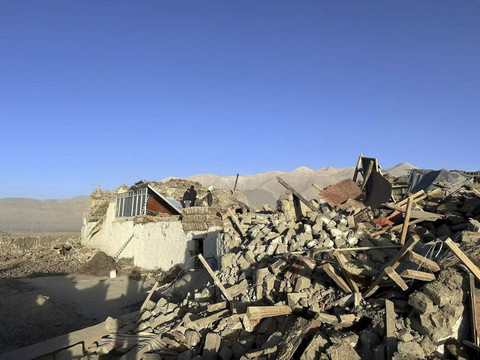 Warga mencari korban saat melakukan proses evakuasi korban gempa bumi di Tibet, Cina, Selasa (7/1/2025). Foto: Tibet Fire and Rescue/Reuters 