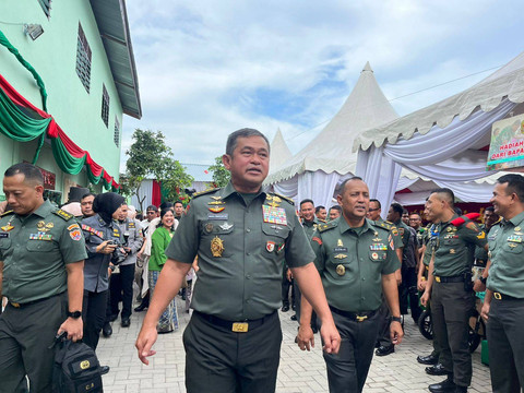 Kepala Staf Angkatan Darat Jenderal Maruli Simanjuntak di Panti Asuhan Bait Allah, Kota Medan, Sumut, pada Selasa (7/12). Foto: Tri Vosa/kumparan