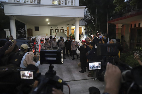 Petugas penyidik KPK berjalan keluar usai melakukan penggeledahan rumah Sekjen PDI Perjuangan Hasto Kristiyanto di Bekasi, Jawa Barat, Selasa (7/1/2025). Foto: Iqbal Firdaus/kumparan