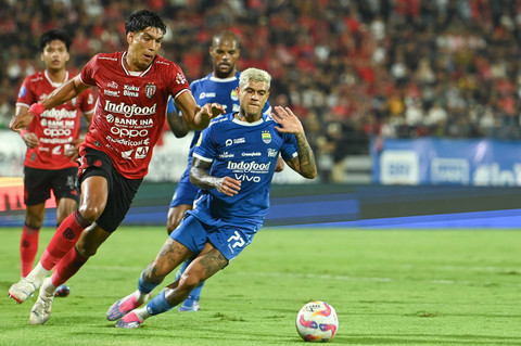 Pemain Bali United Elias Dolah berebut bola dengan pemain Persib Bandung Ciro Alves pada pertandingan Liga 1 di Stadion Kapten I Wayan Dipta, Gianyar, Bali, Selasa (7/1/2025). Foto: Fikri Yusuf/ANTARA FOTO