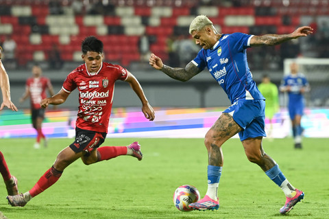 Pemain Bali United Rahmat Arjuna berebut bola dengan pemain Persib Bandung Ciro Alves pada pertandingan Liga 1 di Stadion Kapten I Wayan Dipta, Gianyar, Bali, Selasa (7/1/2025). Foto: Fikri Yusuf/ANTARA FOTO