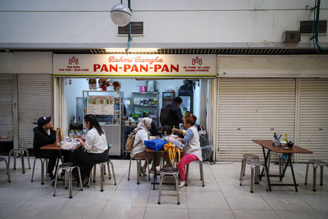 Sejumlah warga menikmati makanan di Mal Blok M, Jakarta, Selasa (7/1/2025). Foto: Iqbal Firdaus/kumparan