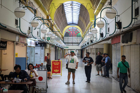 Sejumlah warga menikmati makanan di Mal Blok M, Jakarta, Selasa (7/1/2025). Foto: Iqbal Firdaus/kumparan