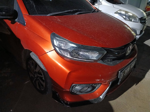Barang bukti mobil Honda Brio pada kasus penembakan di rest area Tol Tangerang-Merak, Selasa (7/1/2025). Foto: kumparan