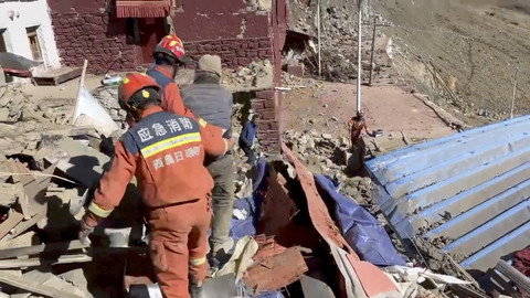 Tim penyelamat bekerja di tengah reruntuhan setelah gempa bumi di lokasi yang disebutkan sebagai Kota Shigatse, Daerah Otonomi Tibet, China, Selasa (8/1/2025). Foto: Tibet Fire and Rescue via REUTERS