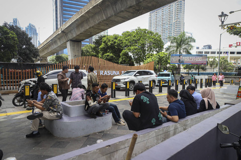 Sejumlah orang duduk di trotoar kawasan HR Rasuna Said, Jakarta Selatan, Rabu (8/1/2025). Foto: Iqbal Firdaus/kumparan