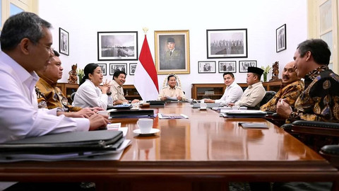 Menteri Keuangan Sri Mulyani mengikuti rapat terbatas dengan Presiden Prabowo Subianto di Istana Negara, Jakarta, Selasa (7/1/2025). Foto: Instagram/@smindrawati