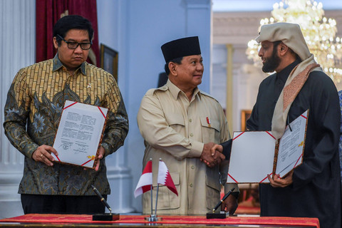 Presiden Prabowo Subianto berjabat tangan dengan investor Qatar Sheikh Abdul Aziz Al Thani usai melakukan penandatanganan nota kesepahaman atau MoU antara Pemerintah Indonesia dengan Qatar di Istana Merdeka, Jakarta, Rabu (8/1/2025). Foto: Galih Pradipta/ANTARA FOTO