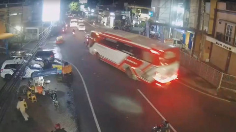 Bus pariwisata alami rem blong dan menabrak sejumlah kendaraan di Jalan Diponegoro, Kota Batu, Rabu (8/1/2025). Foto: Dok. Istimewa