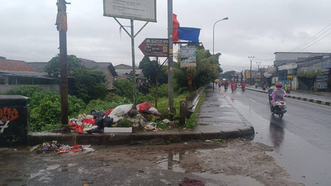 Tumpukan plastik dan sampah limbah rumah tangga di pinggir Kali Baru Timur di sepanjang Jalan Raya Bogor sekitar Gudang Lazada hingga sekitar Terminal Jatijajar, Sukamaju, Cilodong, Depok, Jawa Barat, Kamis (9/1). Foto: Thomas Bosco/kumparan
