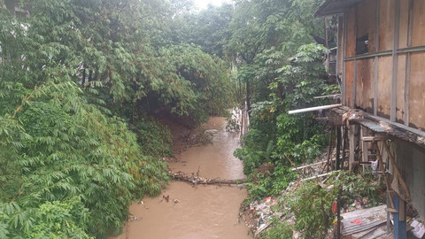Tumpukan plastik dan sampah limbah rumah tangga di pinggir Kali Baru Timur di sepanjang Jalan Raya Bogor sekitar Gudang Lazada hingga sekitar Terminal Jatijajar, Sukamaju, Cilodong, Depok, Jawa Barat, Kamis (9/1). Foto: Thomas Bosco/kumparan