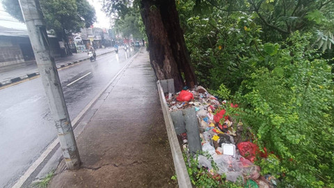 Tumpukan plastik dan sampah limbah rumah tangga di pinggir Kali Baru Timur di sepanjang Jalan Raya Bogor sekitar Gudang Lazada hingga sekitar Terminal Jatijajar, Sukamaju, Cilodong, Depok, Jawa Barat, Kamis (9/1). Foto: Thomas Bosco/kumparan