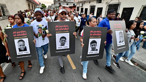 Kerabat dari empat remaja Ekuador yang ditangkap oleh tentara dan ditemukan tewas di dekat pangkalan militer, menghadiri pawai sebulan setelah penangkapan mereka di Guayaquil, Ekuador pada 8 Januari 2025. Foto: MARCOS PIN / AFP
