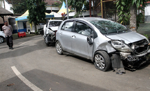 Bangkai bus pariwisata bernopol DK 7942 GB ringsek usai terlibat kecelakaan beruntun di Kota Batu, Jawa Timur, Kamis (9/1/2025). Foto: ANTARA FOTO/Ari Bowo Sucipto