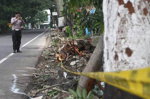 Polisi memotret kondisi lokasi saat olah tempat kejadian perkara (tkp) kecelakaan beruntun di kota Batu, Jawa Timur, Kamis (9/1/2025). Foto: ANTARA FOTO/Ari Bowo Sucipto