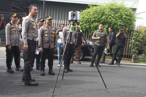 Anggota tim Ditlantas Polda Jatim menggunakan alat Traffic Accident Analysis (TAA) saat melakukan olah tempat kejadian perkara (tkp) kecelakaan beruntun di kota Batu, Jawa Timur, Kamis (9/1/2025). Foto: ANTARA FOTO/Ari Bowo Sucipto