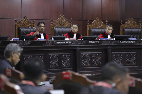 Ketua Mahkamah Konstitusi Suhartoyo didampingi Hakim Konstitusi Daniel Yusmic P Foekh (kiri) dan Guntur Hamzah (kanan) memimpin sidang hari kedua perselisihan hasil pemilihan pilkada di Gedung Mahkamah Konstitusi, Jakarta, Kamis (9/1/2025). Foto: Jamal Ramadhan/kumparan