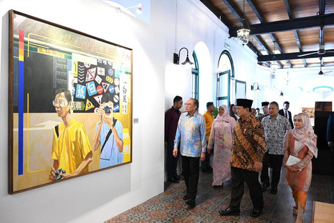 Presiden Republik Indonesia, Prabowo Subianto bersama Perdana Menteri (PM) Malaysia Anwar Ibrahim melihat lukiasan, di Rumah Tangsi, Kuala Lumpur, Malaysia, pada Kamis, 9 Januari 2025 Foto: Dok. Kris - Biro Pers Sekretariat Presiden