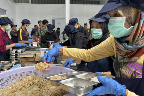 Pekerja  menyiapkan hidangan Makan Bergizi Gratis di Kabupaten Indramayu, Jawa Barat, Kamis (9/1/2025). Foto: Dok. kumparan