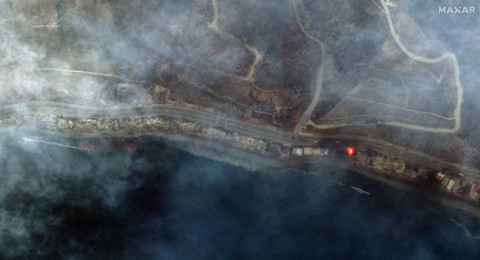 Citra satelit menunjukkan asap menutupi Pacific Coast Highway di sepanjang garis pantai Malibu akibat kebakaran hutan dahsyat, California, AS, 8 Januari 2025.  Foto: Maxar Technologies/Handout via REUTERS