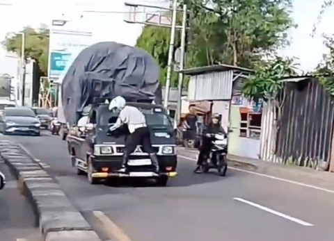 Petugas Dishub Depok menemplok di depan pikap. Dok: Ist.