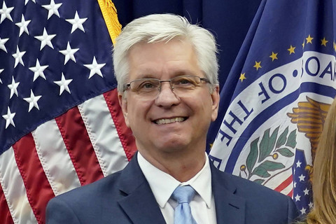 Anggota Dewan Gubernur Federal Reserve Christopher Waller berpose untuk foto pada 23 Mei 2022, di Washington. Foto: AP/Patrick Semansky