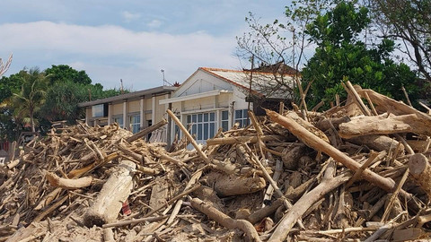 Sampah-sampah di sekitar Pantai Kedonganan Bali, Kamis (9/1). Foto: Denita BR Matondang/kumparan