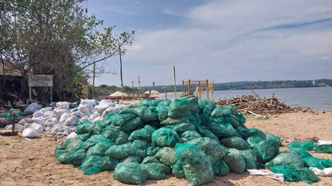 Sampah-sampah di sekitar Pantai Kedonganan Bali, Kamis (9/1). Foto: Denita BR Matondang/kumparan