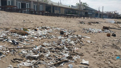 Sampah-sampah di sekitar Pantai Kedonganan dan Pantai Jimbaran, Bali, Kamis (9/1). Foto: Denita BR Matondang/kumparan