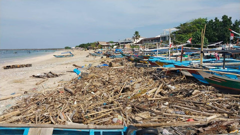 Sampah-sampah di sekitar Pantai Kedonganan Bali, Kamis (9/1). Foto: Denita BR Matondang/kumparan