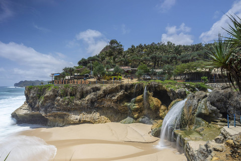 Pantai Banyu Tibo di Pacitan. Foto: Shutterstock