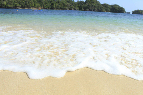  Pantai Tiga Warna di Malang. Foto: Shutterstock