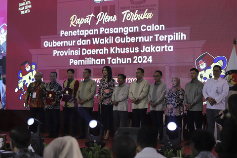 Gubernur Jakarta Pramono Anung bersama Wakil Gubernur Jakarta Rano Karno dan Ketua KPU Jakarta Wahyu Dinata saat penetapan Gubernur dan Wakil Gubernur Jakarta periode 2025-2030 di Jakarta, Kamis (9/1/2025). Foto: Jamal Ramadhan/kumparan